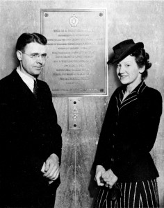 Beatrice Warde with Frank Mortimer beside the bronze plaque of 'This is a Printing Office' at the U.S. Government Printing Office in Washington, D.C.
